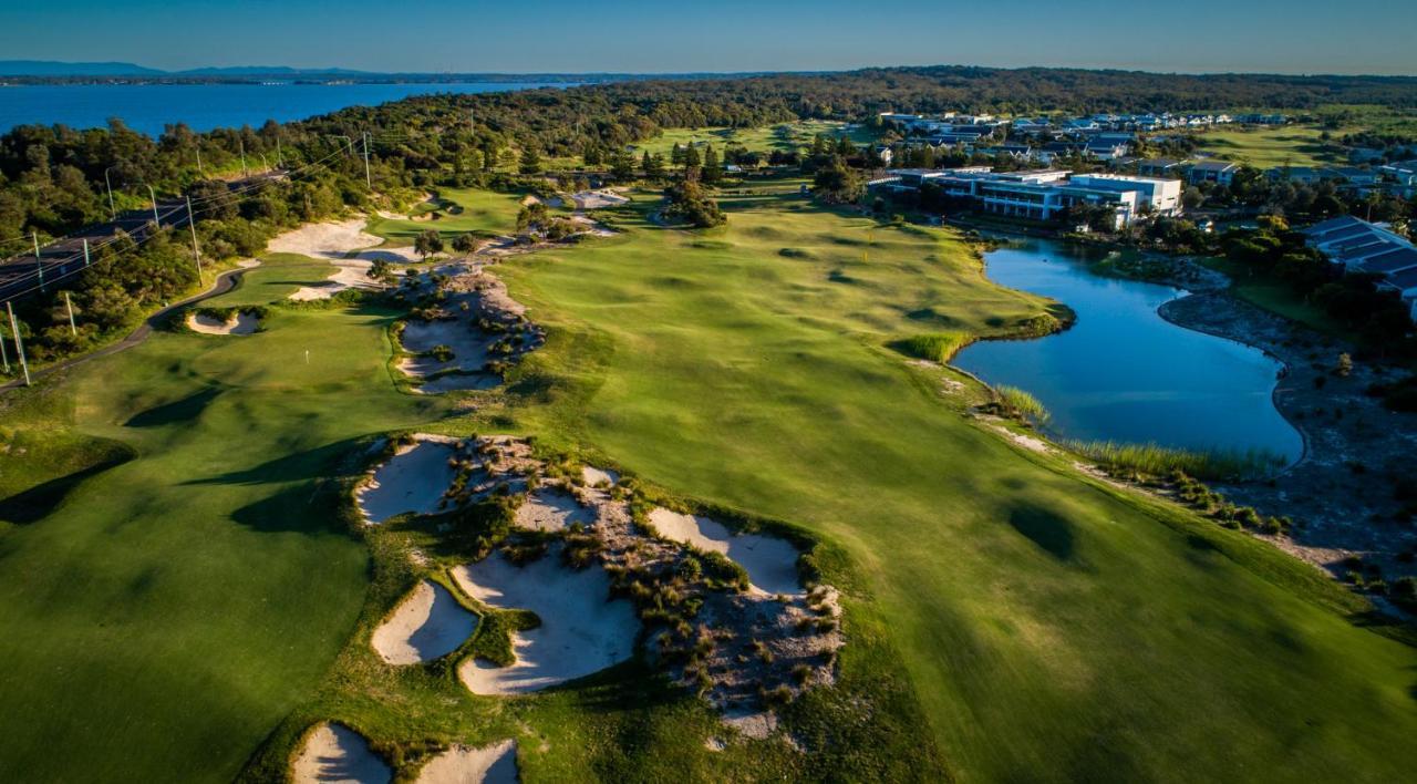 Pullman Magenta Shores Resort Entrance Exterior foto Aerial view of the 18th hole at the 2019 U.S. Open