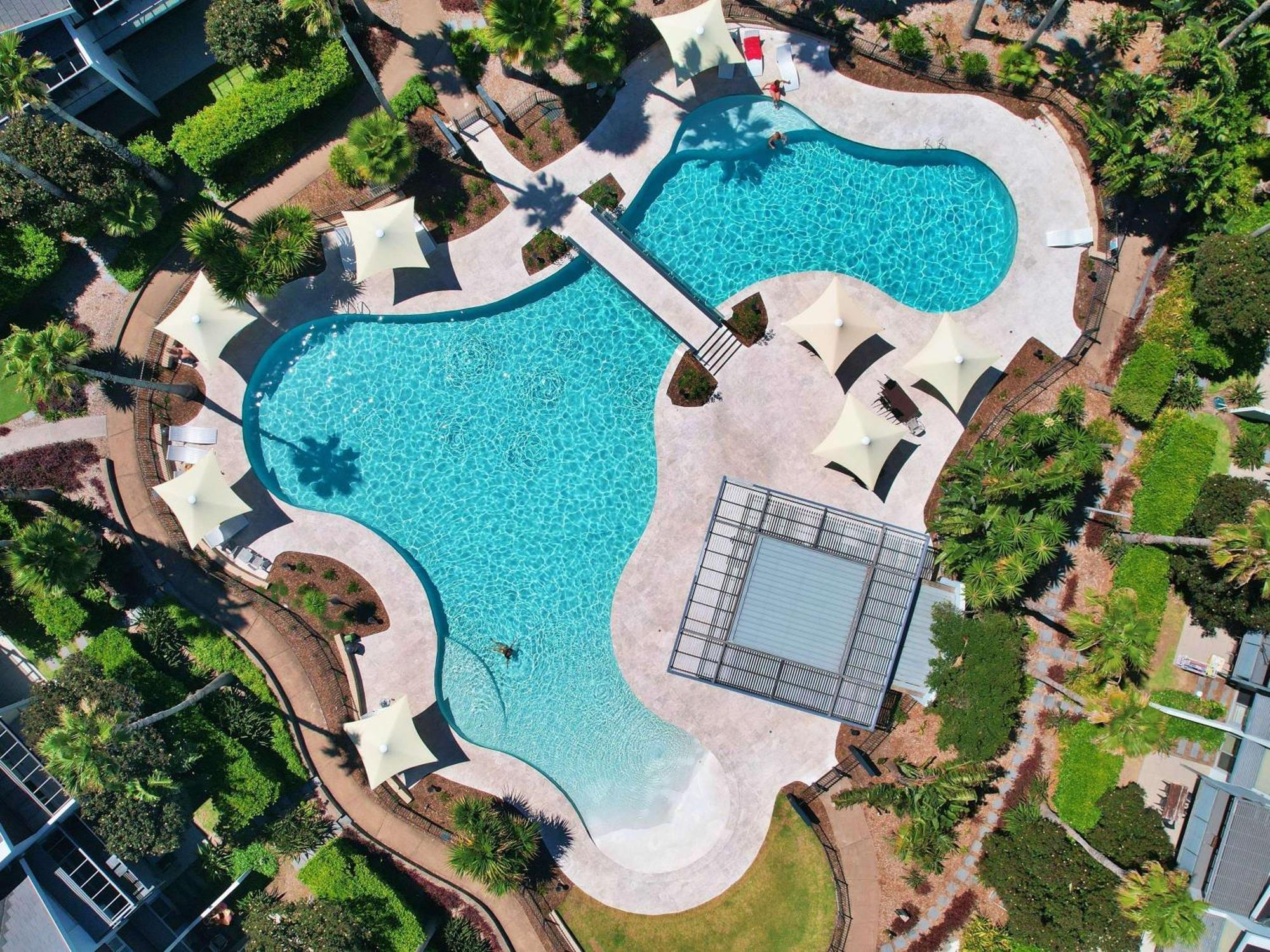 Pullman Magenta Shores Resort Entrance Exterior foto Aerial view of the pool